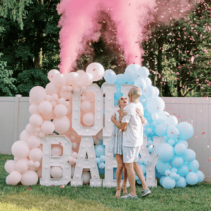 Allestimento Gender Reveal a Milano con palloncini rosa e azzurri e scritte luminose Oh Baby.