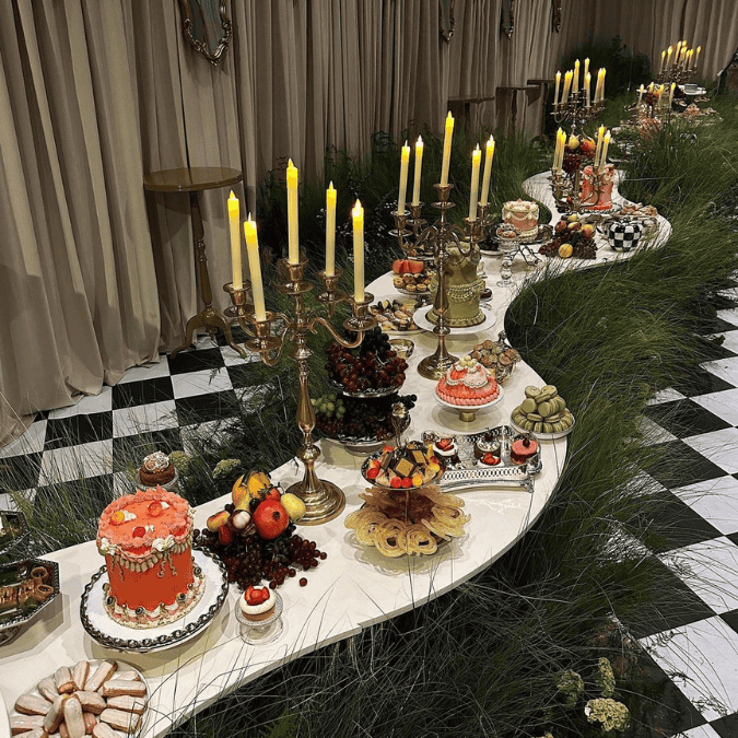 Allestimento luxury per Gender Reveal Party con tavolo imperiale, candelabri dorati e buffet di dolci ricercato.