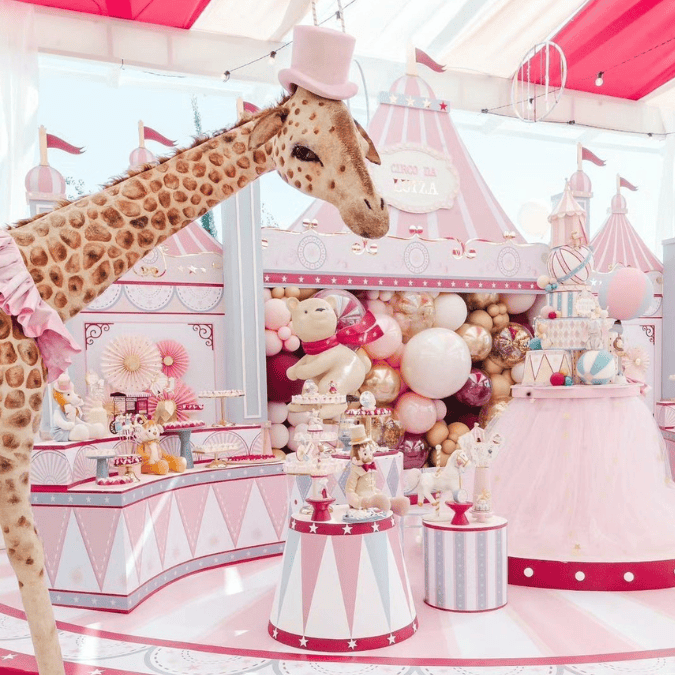 Allestimento Baby Shower di lusso a tema circo rosa con giraffa scenografica e candy bar personalizzato.